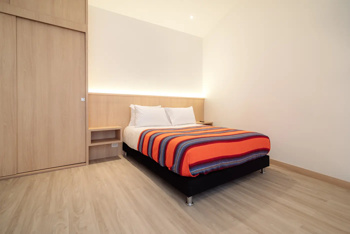 Apartaestudio Clásica amoblado en Manizales, con cama doble y clóset en madera