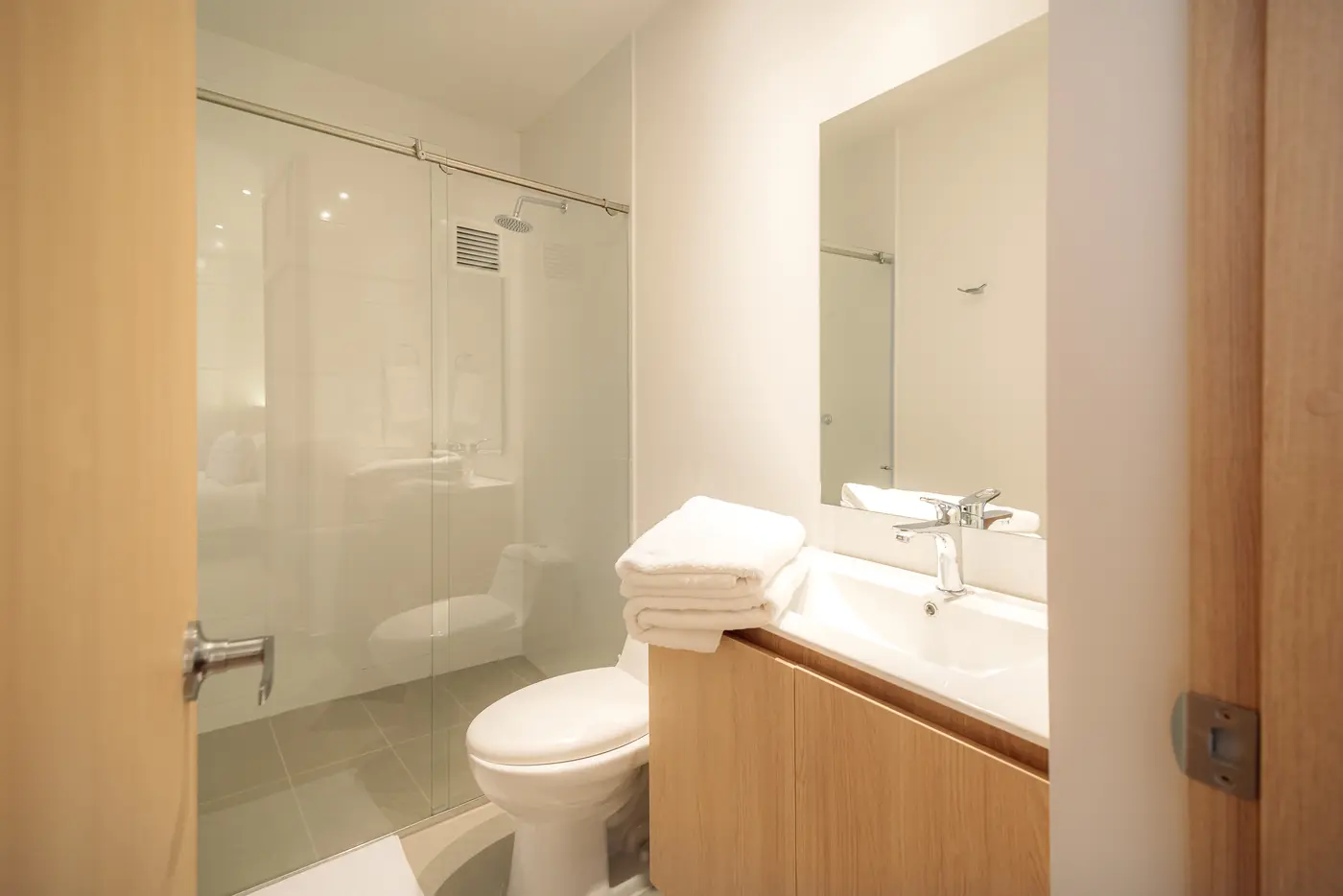 Baño privado del apartaestudio Clásica, con ducha y toallas