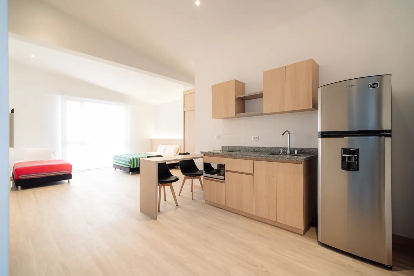 Cocina equipada y comedor del apartaestudio Selección