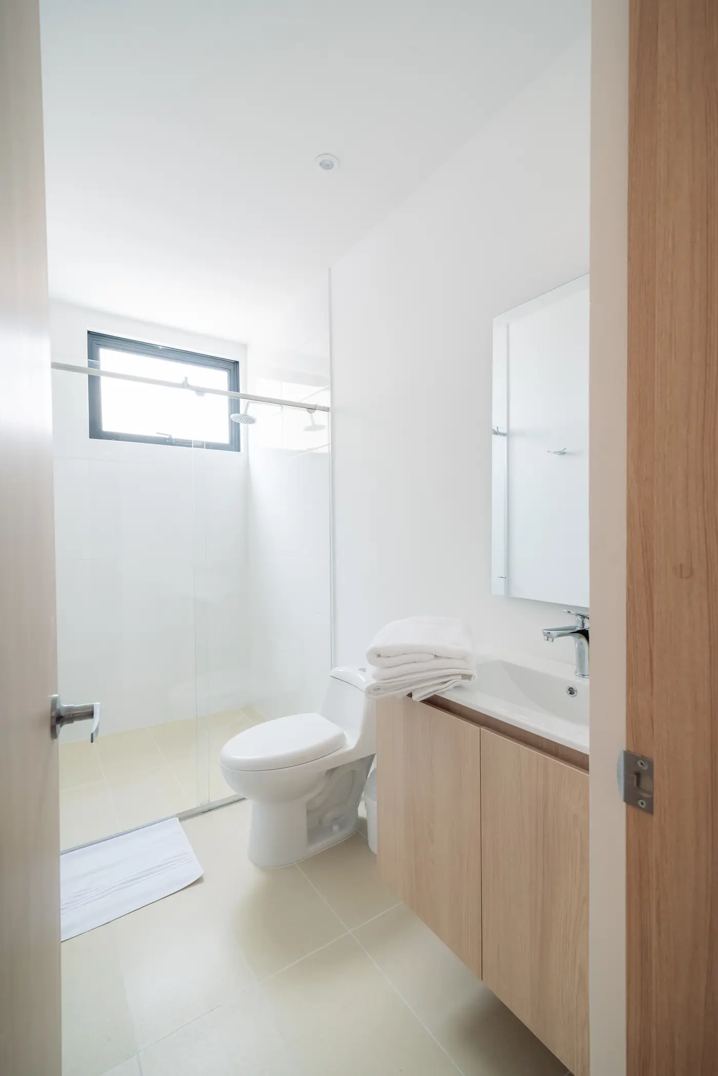 Baño privado del apartaestudio Especial, con ducha y ventana